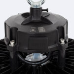 Cloche LED industrielle noire avec ailettes de refroidissement et œillet de suspension, boîtier et connectique visibles