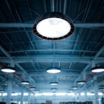 Cloche LED industrielle ronde suspendue, boîtier gris foncé, diffuseur blanc, éclairage d'entrepôt