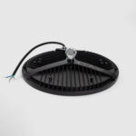 Cloche LED UFO noire avec dissipateur à ailettes, crochet de suspension et câble d'alimentation visible