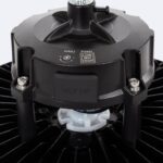 Cloche LED industrielle noire, dissipateur radial à ailettes, connecteur de montage blanc visible