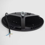 Cloche LED UFO ronde noire avec dissipateur à ailettes et crochet de suspension, câble électrique dénudé