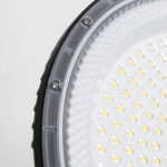 Cloche LED industrielle ronde noire avec module LED multiple et diffuseur texturé pour haute baie