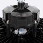 Cloche LED industrielle noire avec dissipateur à ailettes, crochet de suspension et connecteur électrique visible