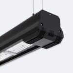 Luminaire linéaire LED industriel gris anthracite, boîtier métallique avec ailettes, modules LED encastrés, suspension par câbles