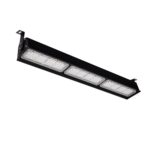 Luminaire linéaire LED industriel noir, boîtier métallique, quatre modules LED visibles, fixation pour suspension