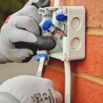 Connecteur autodénudant étanche bleu dans boîtier PVC blanc pour câbles électriques, montage mural extérieur