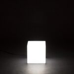 Lampe cube lumineuse blanche à câble posée au sol