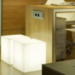 Lampe cube blanche lumineuse posée au sol, forme cubique moderne
