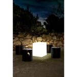 Lampe cube extérieure blanche lumineuse en plastique opacifié posée au sol