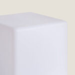 Lampe cube lumineuse blanche à finition mate, coin arrondi et surface opaque