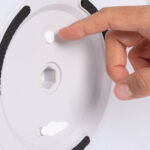 Lampe base ronde blanche avec bouton poussoir et sangles textiles apparentes