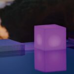 Lampe cube LED violette flottante dans piscine