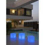 Lampe cube LED bleue translucide posée au bord de piscine, éclairage extérieur cubique