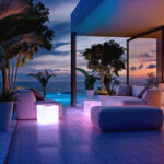 Lampe cube LED multicolore, diffuseur plastique translucide, posée près d'une piscine