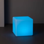 Lampe cube LED bleue opaline à poser, diffusion lumineuse uniforme
