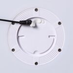 Lampe cube LED rechargeable blanche, base circulaire en plastique avec câble de recharge branché