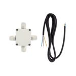 Boîtier de connexion étanche blanc avec quatre presse-étoupes et câble noir multicœur à conducteurs dénudés