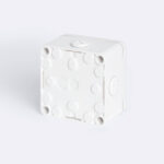 Boîte de raccordement en plastique blanche, carrée, montage en saillie avec orifices circulaires sur la face