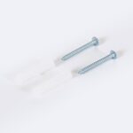 Chevilles blanches et vis métalliques zinguées pour fixation murale