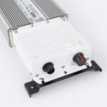 Driver LED dimmable rectangulaire aluminium nervuré, embouts blancs, connecteur circulaire et support de fixation noir