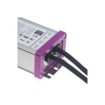 Driver LED boîtier aluminium argenté avec capuchon violet et câbles électriques noirs
