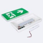 Balise de secours LED verte rectangulaire avec module LED et batterie visible