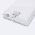 Éclairage de secours LED blanc rectangulaire, diffuseur plastique, clip de fixation métallique et bouton test rouge