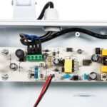 Carte électronique de projecteur LED extérieur, PCB blanc, condensateurs, transformateur et câblage