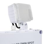 Spot carré blanc orientable avec lentille prismatique monté sur boîtier