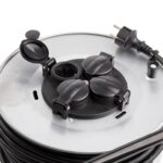 Enrouleur de câble métal et plastique, tambour rond, prises protégées et câble enroulé