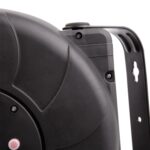 Enrouleur mural noir en plastique avec boîtier rond et support de fixation métallique