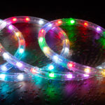 Gaine LED ronde RGB en tube transparent, LEDs multicolores étanches posées en boucles sur surface humide