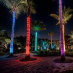 Ruban LED extérieur RGB enroulé autour de troncs de palmiers, éclairage coloré vertical