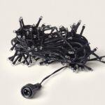 Guirlande LED extérieure 100 LEDs, câble noir emmêlé, lampes mini LED et connecteur rond visible