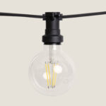 Guirlande guinguette douille E27 noire sur câble plat avec ampoule globe verre transparent à filament LED
