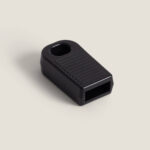 Embout plastique noir pour câble plat avec orifice circulaire et ouverture rectangulaire