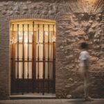 Guirlande LED extérieure en étoiles lumineuses blanc chaud, 1,2 m, suspendue devant une porte en fer