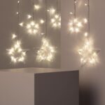 Guirlande LED étoiles suspendues, lumières blanc chaud sur fil transparent