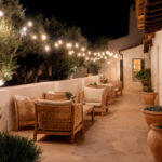 Guirlande lumineuse extérieure noire avec ampoules filament LED E27, suspendue au-dessus d'une terrasse