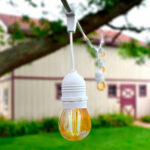Guirlande extérieure à douilles blanches avec ampoule à filament ambrée suspendue