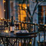 Guirlande LED noire à petites ampoules à lumière chaude sur rambarde de balcon