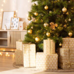 Guirlande LED blanc chaud installée sur sapin de Noël, câble discret