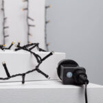 Guirlande LED noire sur câble avec fiche d'alimentation et petites ampoules