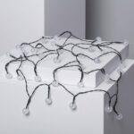 Guirlande LED à ampoules rondes transparentes sur câble noir