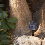 Panneau solaire sur piquet pour éclairage extérieur, cellules photovoltaïques visibles