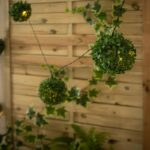 Guirlande extérieure de boules végétales vertes avec petites LED intégrées, suspendue sur câble