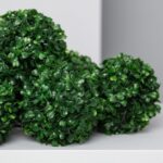 Boule sphérique de feuillage artificiel vert en touffe décorative