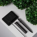 Panneau solaire carré avec câble et deux piquets de fixation noirs