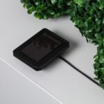 Panneau solaire rectangulaire noir avec câble pour guirlande LED extérieure