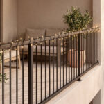 Guirlande LED extérieure blanc chaud drapée sur rambarde métallique de balcon